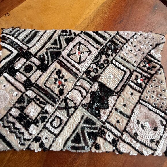 Beaded Black & White Clutch Purse With Geometric Pattern - Picture 2 of 7